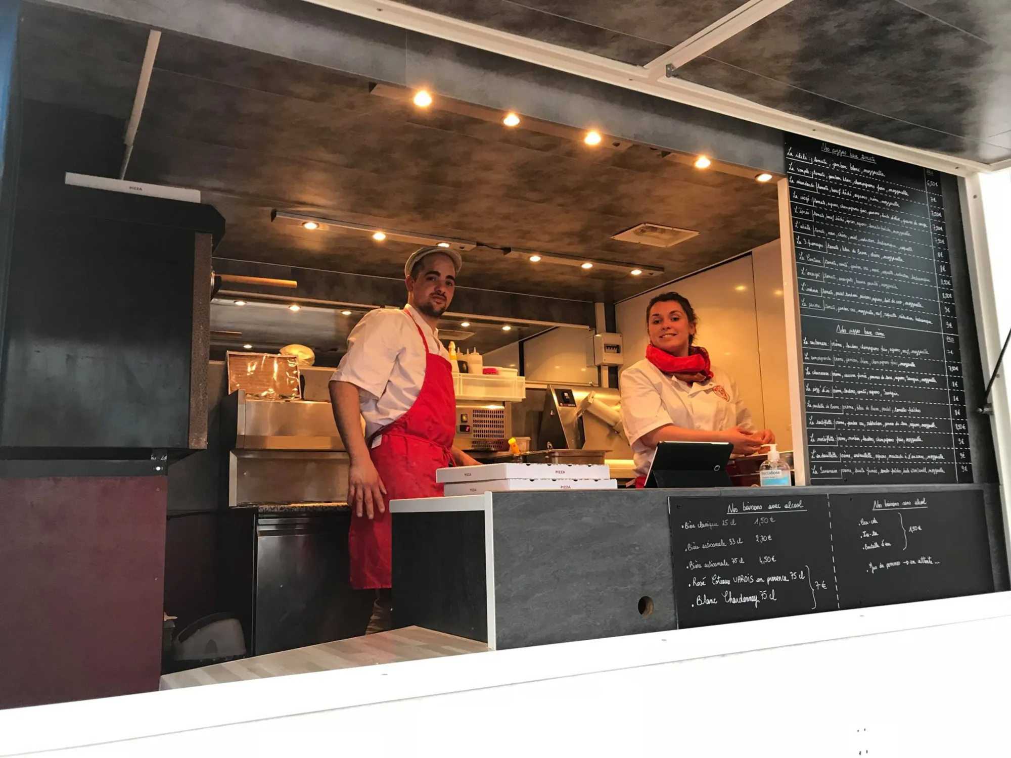 Cuisiniers dans le food truck